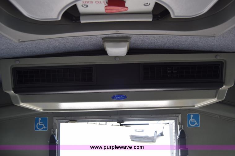 image for item E6433 2002 Ford Econoline E450 bus