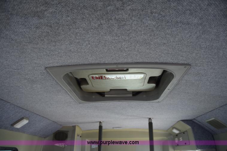 image for item E6433 2002 Ford Econoline E450 bus