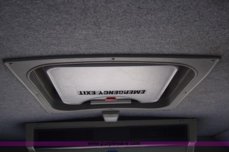 image for item E6433 2002 Ford Econoline E450 bus