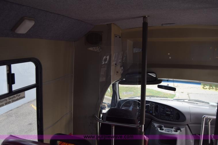 image for item E6433 2002 Ford Econoline E450 bus