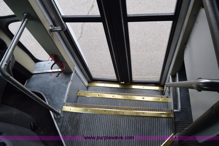 image for item E6433 2002 Ford Econoline E450 bus