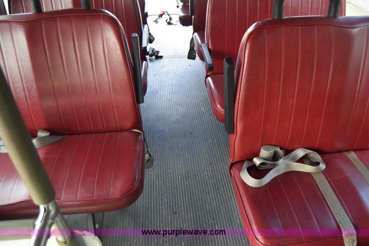 image for item E6433 2002 Ford Econoline E450 bus