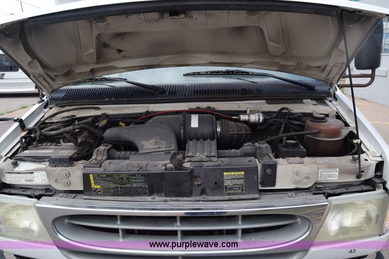 image for item E6433 2002 Ford Econoline E450 bus