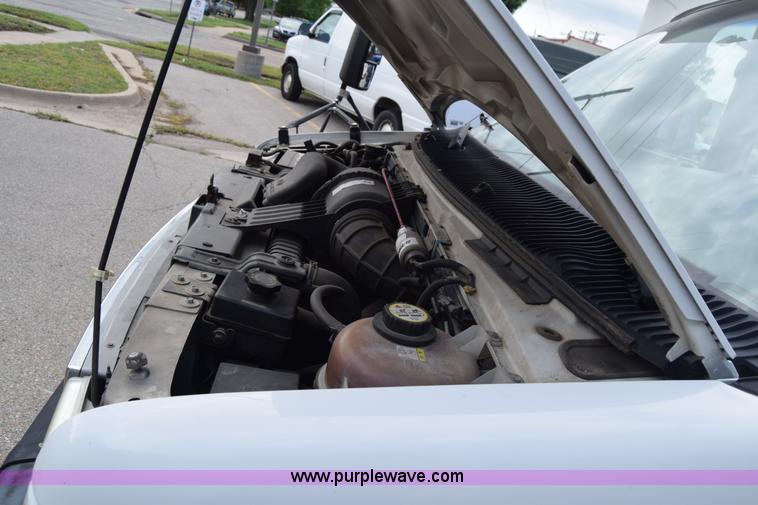 image for item E6433 2002 Ford Econoline E450 bus