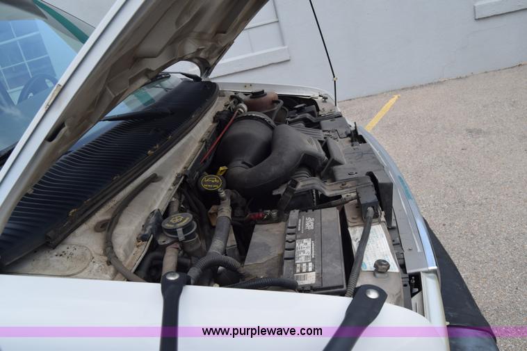 image for item E6433 2002 Ford Econoline E450 bus