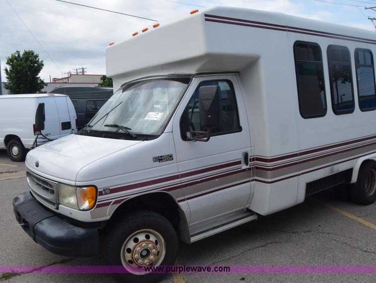 image for item E6433 2002 Ford Econoline E450 bus