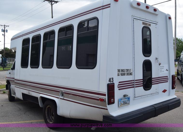 image for item E6433 2002 Ford Econoline E450 bus