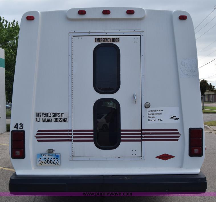 image for item E6433 2002 Ford Econoline E450 bus