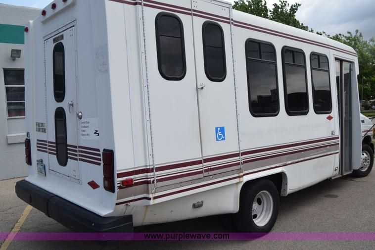 image for item E6433 2002 Ford Econoline E450 bus