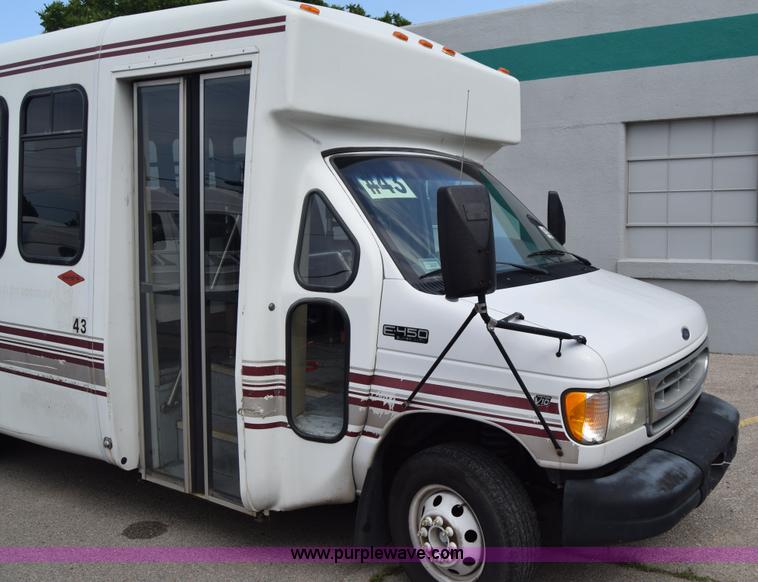 image for item E6433 2002 Ford Econoline E450 bus