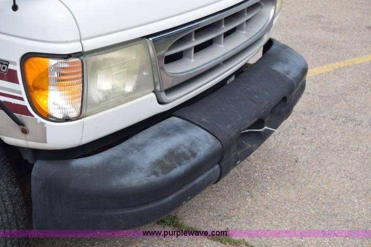 image for item E6433 2002 Ford Econoline E450 bus