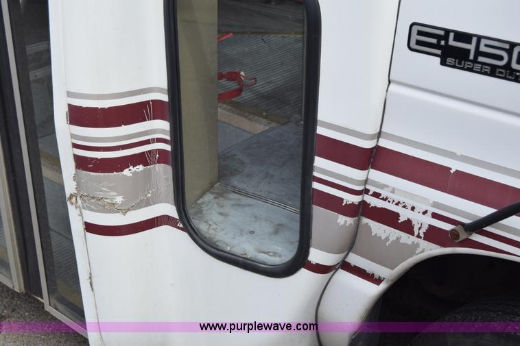 image for item E6433 2002 Ford Econoline E450 bus