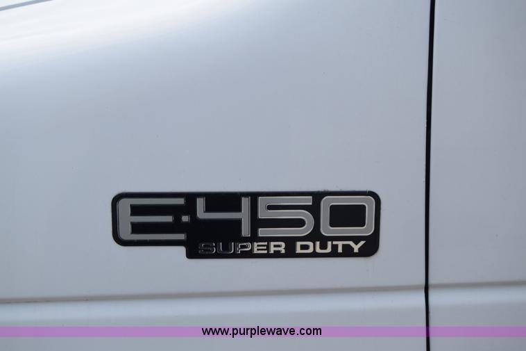 image for item E6433 2002 Ford Econoline E450 bus