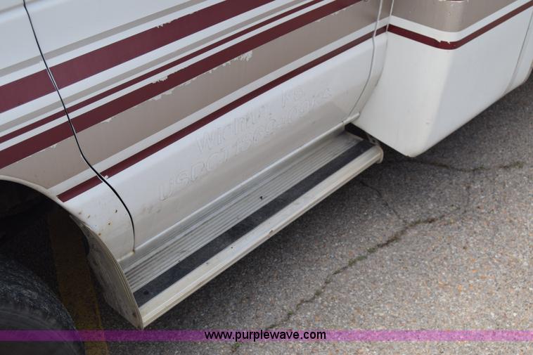 image for item E6433 2002 Ford Econoline E450 bus