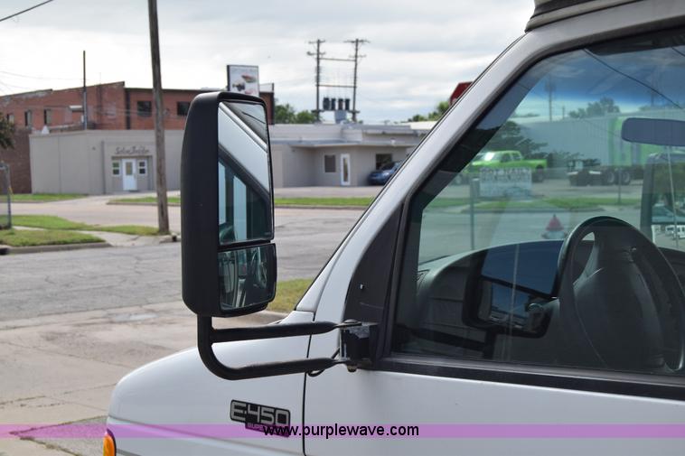 image for item E6433 2002 Ford Econoline E450 bus