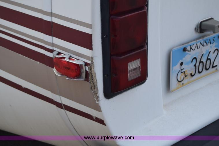 image for item E6433 2002 Ford Econoline E450 bus