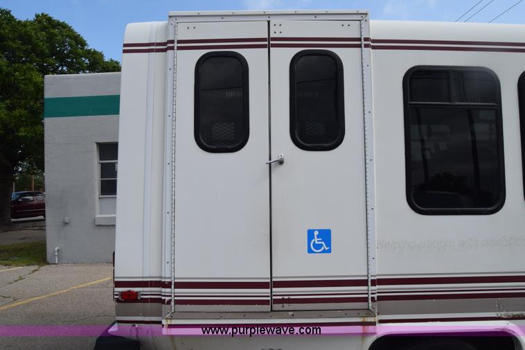 image for item E6433 2002 Ford Econoline E450 bus