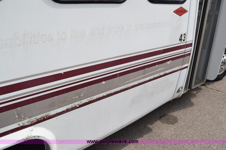 image for item E6433 2002 Ford Econoline E450 bus