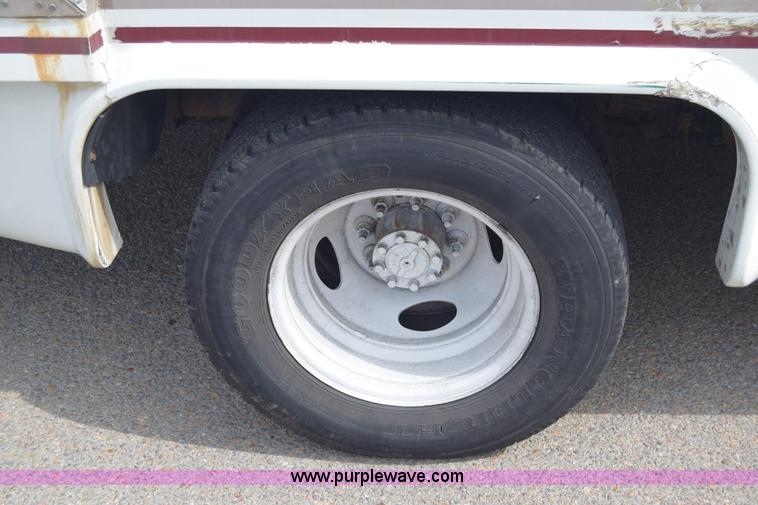 image for item E6433 2002 Ford Econoline E450 bus