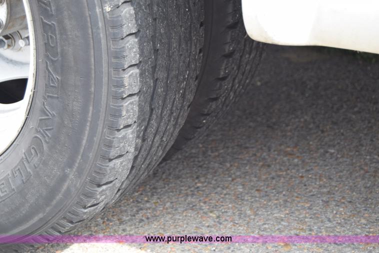 image for item E6433 2002 Ford Econoline E450 bus