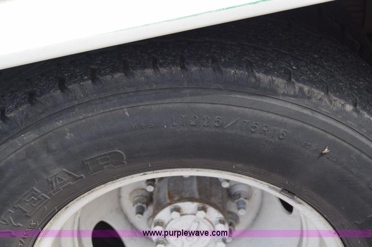 image for item E6433 2002 Ford Econoline E450 bus