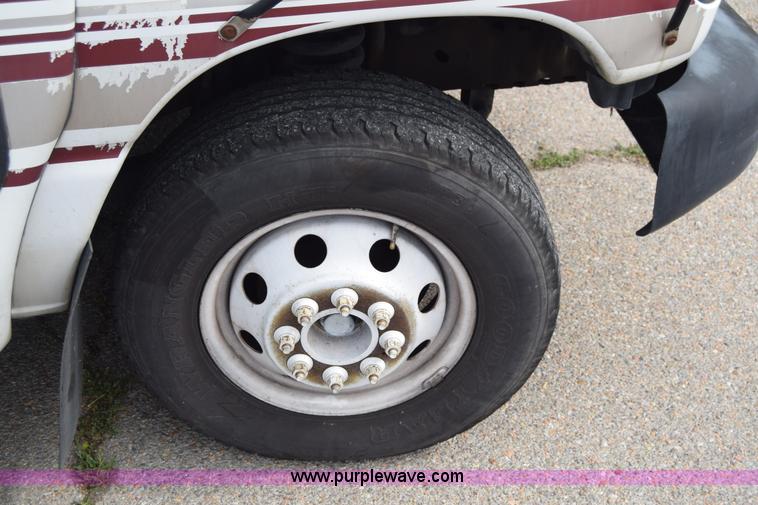 image for item E6433 2002 Ford Econoline E450 bus