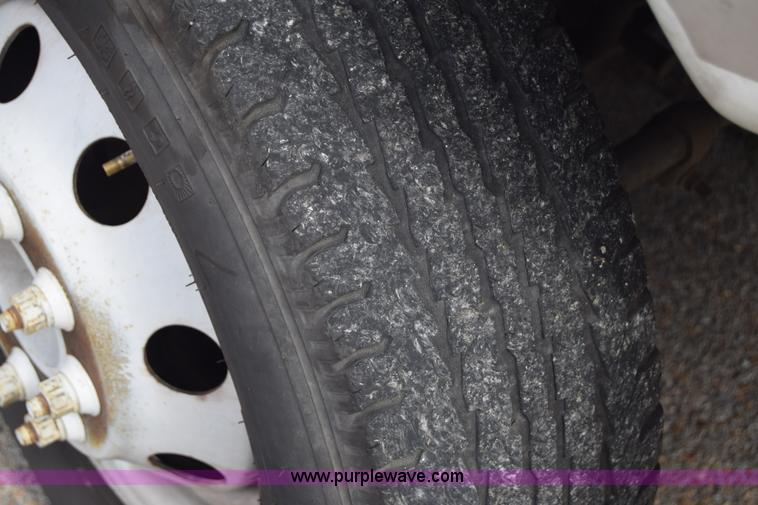 image for item E6433 2002 Ford Econoline E450 bus