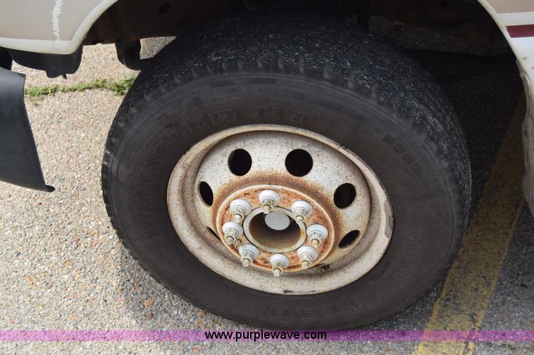 image for item E6433 2002 Ford Econoline E450 bus