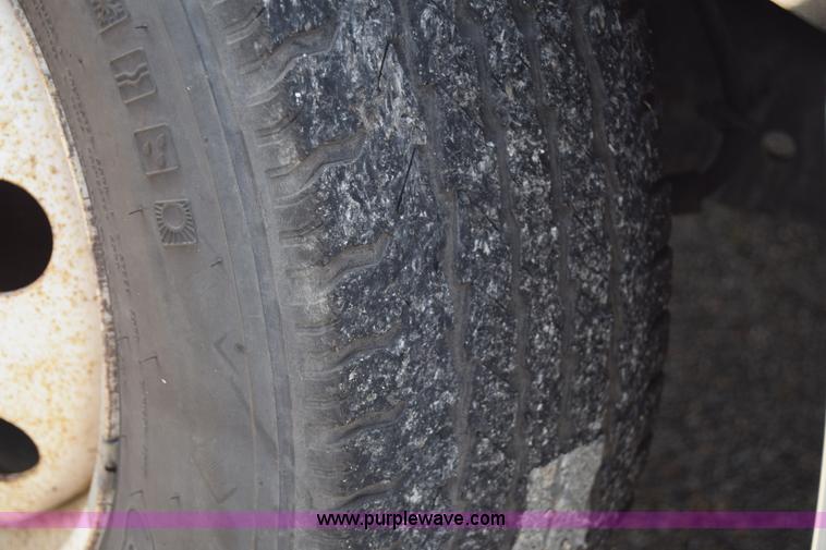 image for item E6433 2002 Ford Econoline E450 bus