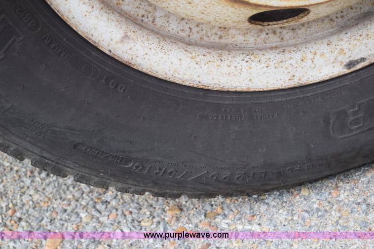 image for item E6433 2002 Ford Econoline E450 bus