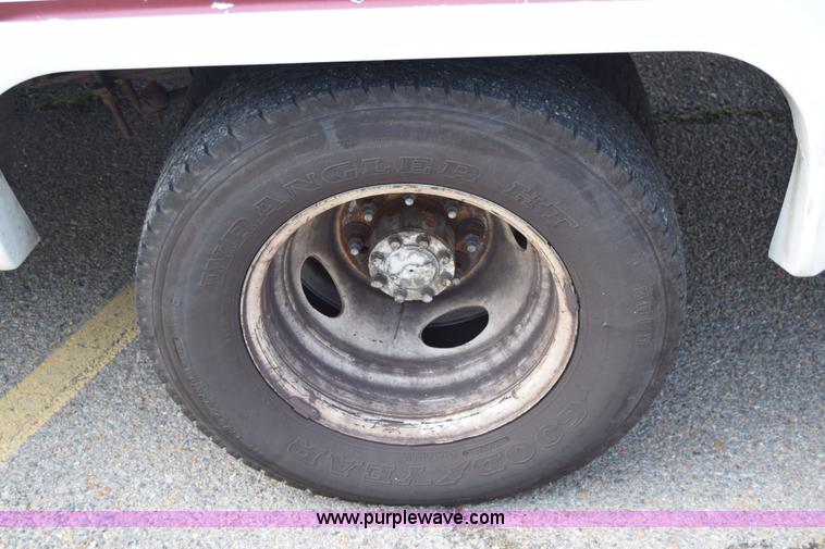 image for item E6433 2002 Ford Econoline E450 bus