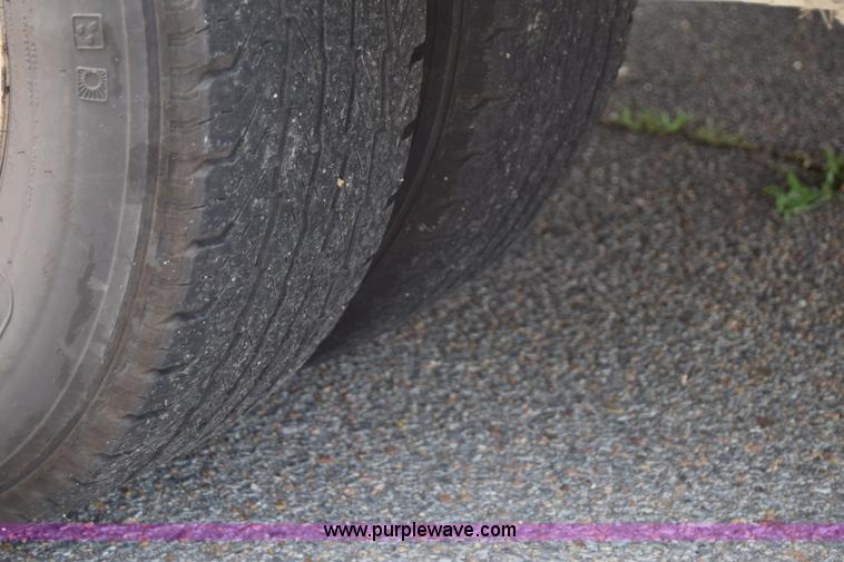 image for item E6433 2002 Ford Econoline E450 bus