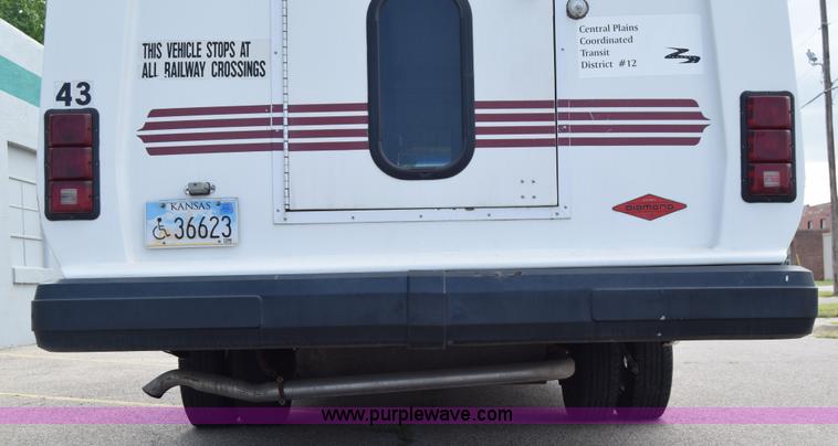 image for item E6433 2002 Ford Econoline E450 bus