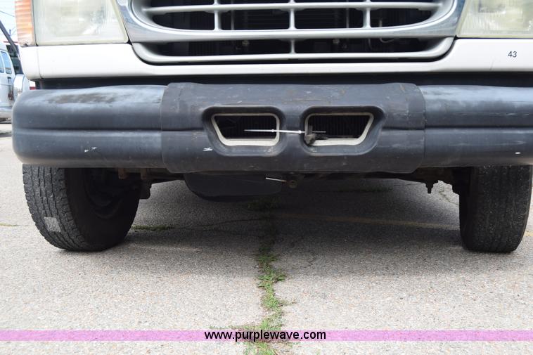 image for item E6433 2002 Ford Econoline E450 bus