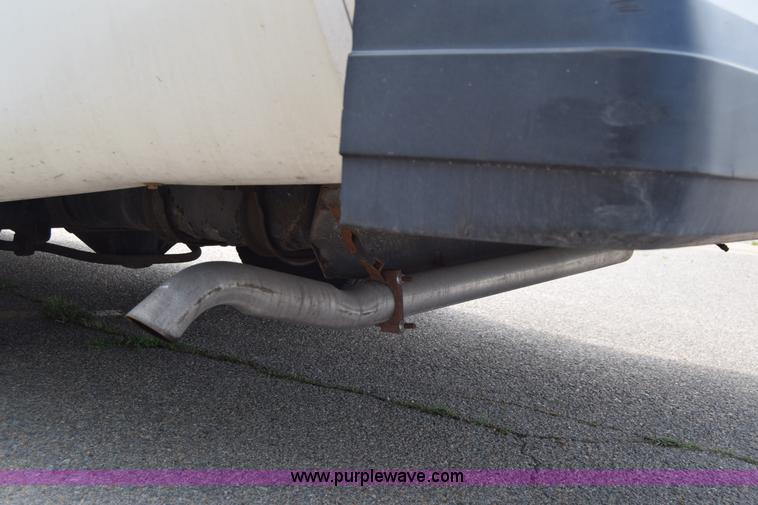 image for item E6433 2002 Ford Econoline E450 bus