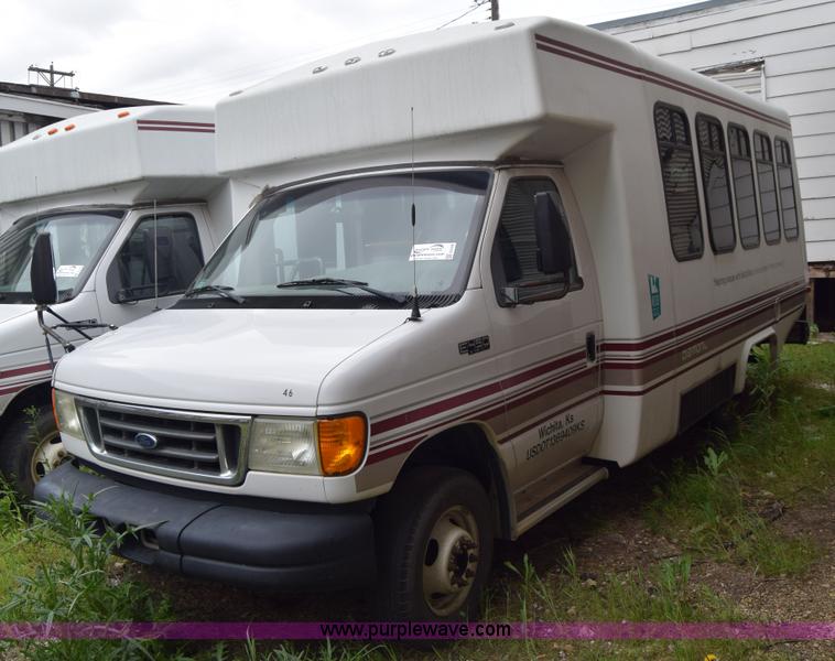 image for item E6438 2003 Ford Econoline E450 bus
