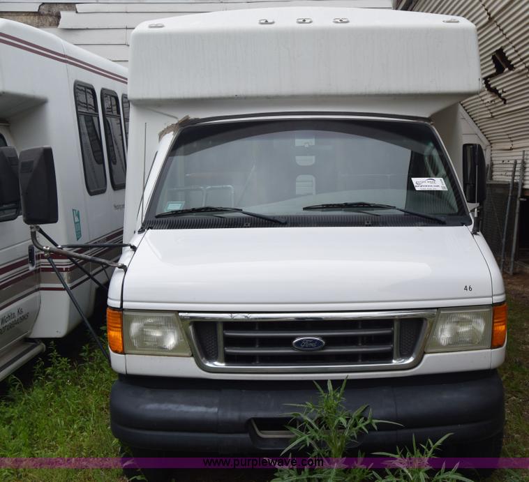 image for item E6438 2003 Ford Econoline E450 bus