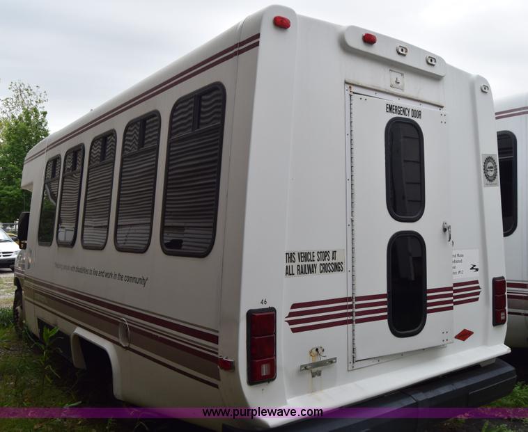 image for item E6438 2003 Ford Econoline E450 bus