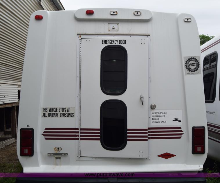 image for item E6438 2003 Ford Econoline E450 bus