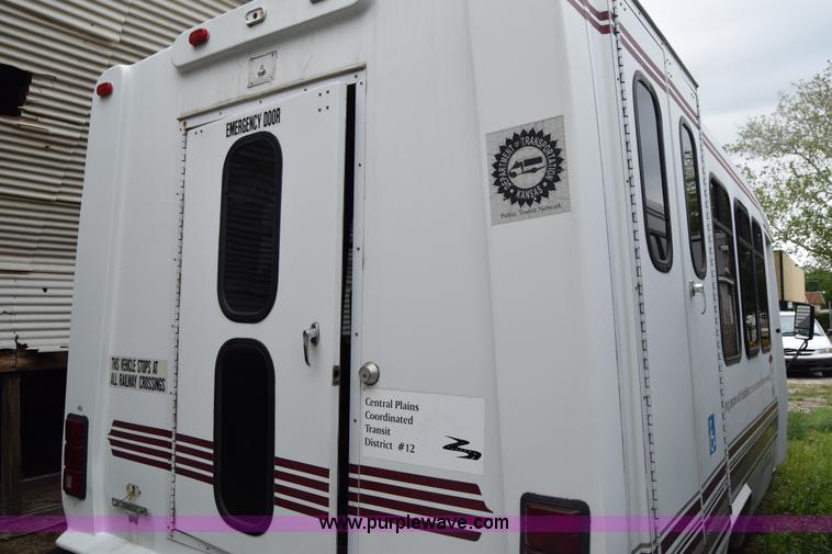 image for item E6438 2003 Ford Econoline E450 bus