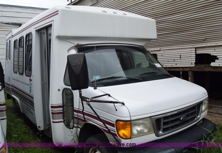 image for item E6438 2003 Ford Econoline E450 bus