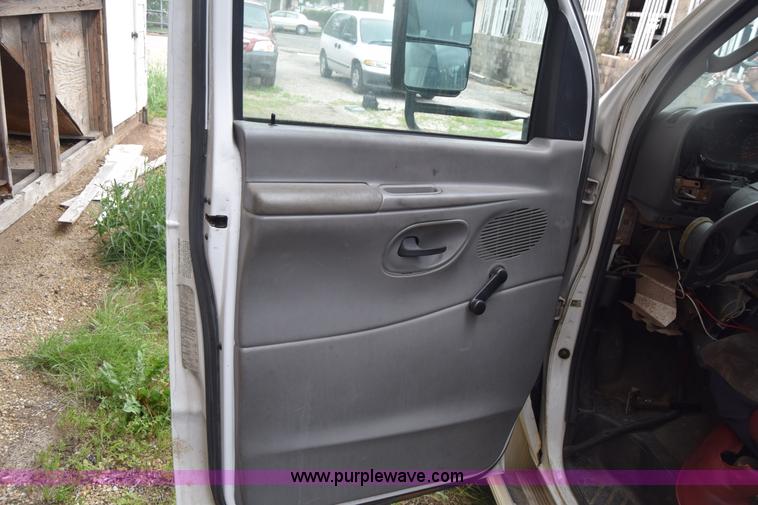 image for item E6438 2003 Ford Econoline E450 bus