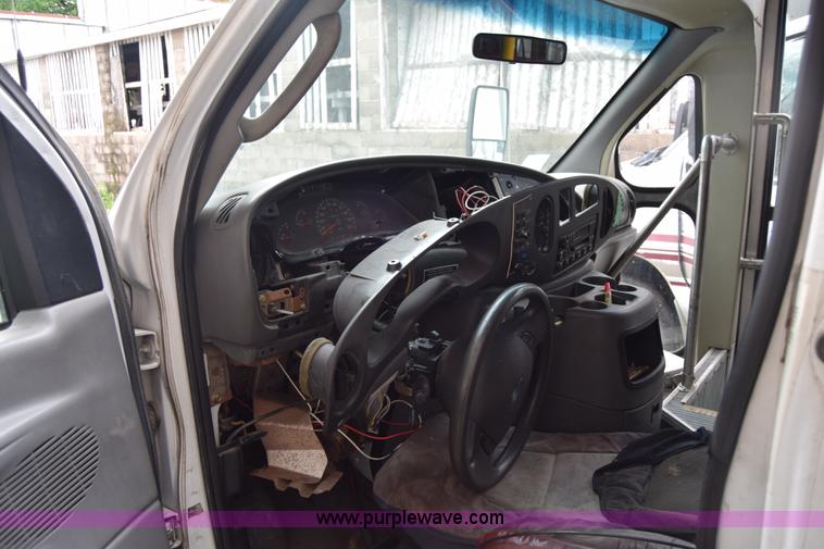 image for item E6438 2003 Ford Econoline E450 bus