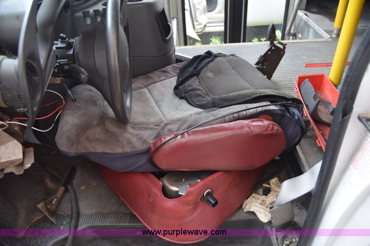 image for item E6438 2003 Ford Econoline E450 bus
