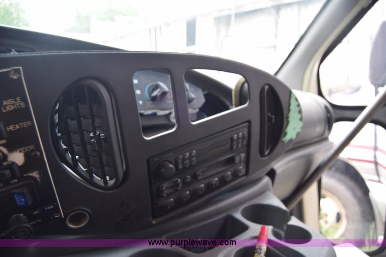 image for item E6438 2003 Ford Econoline E450 bus