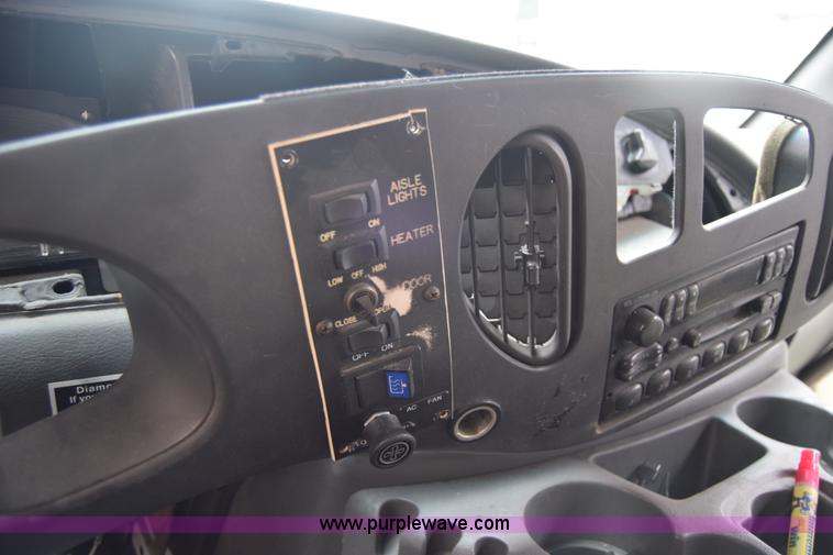 image for item E6438 2003 Ford Econoline E450 bus