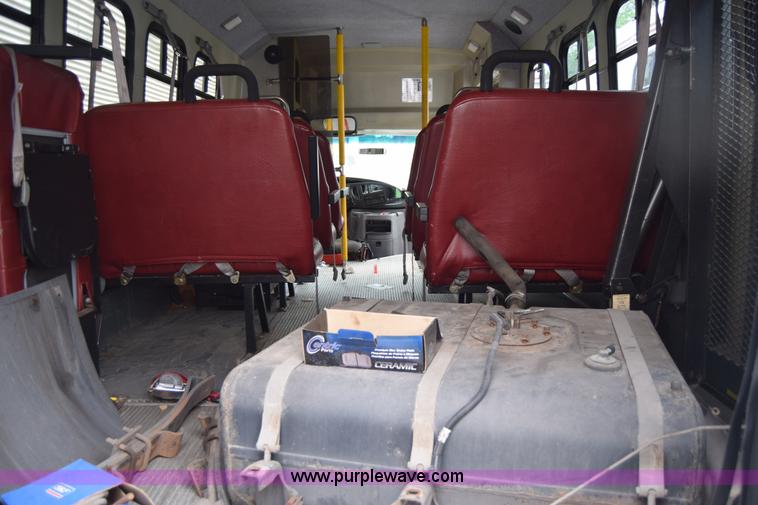 image for item E6438 2003 Ford Econoline E450 bus