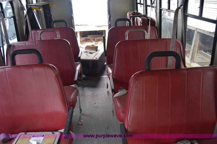 image for item E6438 2003 Ford Econoline E450 bus