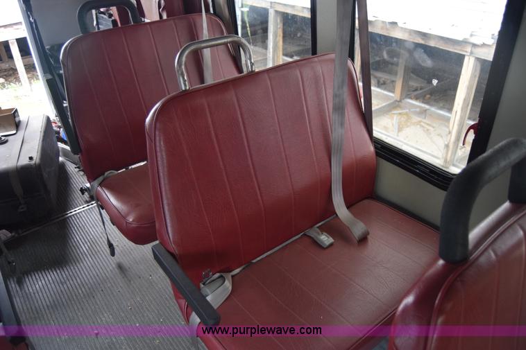 image for item E6438 2003 Ford Econoline E450 bus