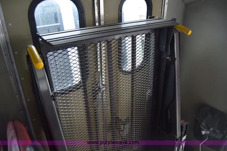 image for item E6438 2003 Ford Econoline E450 bus